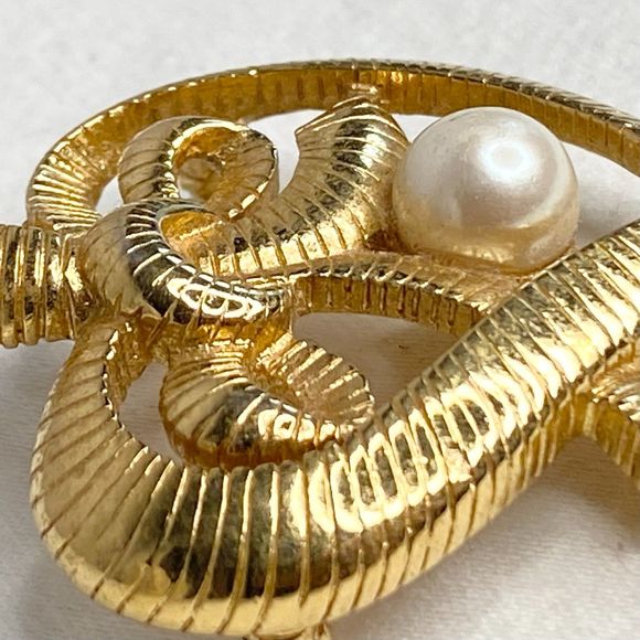 Heart Brooch Gold Tone Ribbon Design With Single Pearlescent Bead - Picture 5 of 7